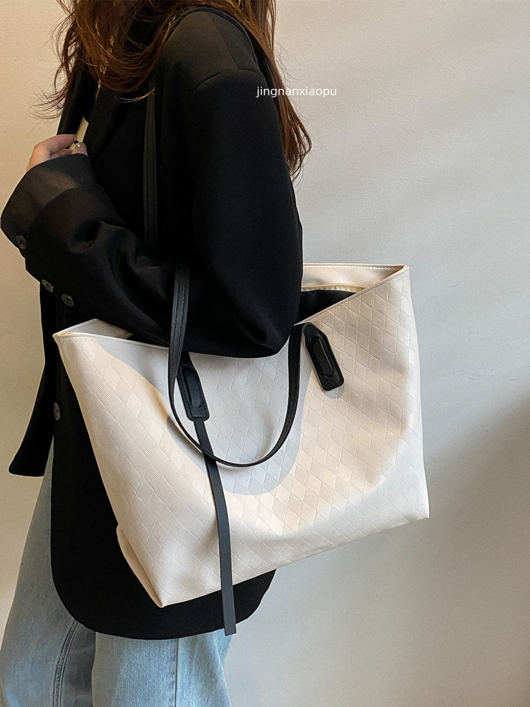 Womens Handbags Fashion Flower Ladies Composite Totes Bag Leather ShoulderBags Female Clutch Purse with Box 81, Red embossing
Womens Handbags Fashion Flower Ladies Composite Totes Bag Leather ShoulderBags Female Clutch Purse with Box 81, Red embossing