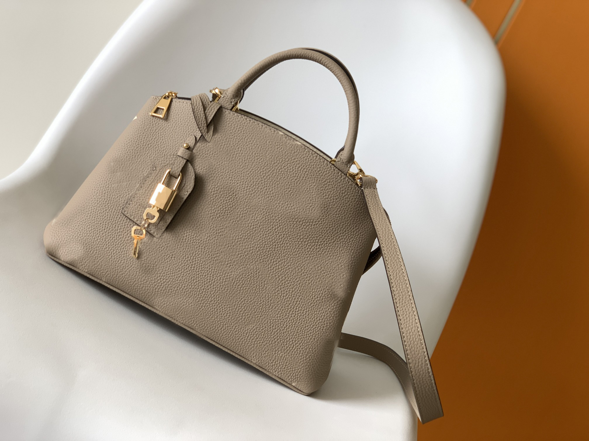 2023 womens grand palais shoulder bags palais handbags embossed flower designer real leather black beige clutch tote bag 
2023 womens grand palais shoulder bags palais handbags embossed flower designer real leather black beige clutch tote bag