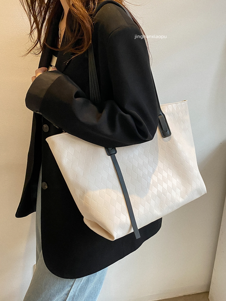 Womens Handbags Fashion Flower Ladies Composite Totes Bag Leather ShoulderBags Female Clutch Purse with Box 84, Red embossing
Womens Handbags Fashion Flower Ladies Composite Totes Bag Leather ShoulderBags Female Clutch Purse with Box 84, Red embossing