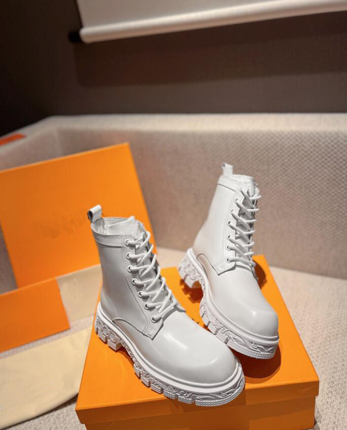 Luxury Designer Men Women Boots TUATARA Boot Carved Thick soled Ankle Boots Casual Outwear Fashion Size35-41, Box
Luxury Designer Men Women Boots TUATARA Boot Carved Thick soled Ankle Boots Casual Outwear Fashion Size35-41, Box