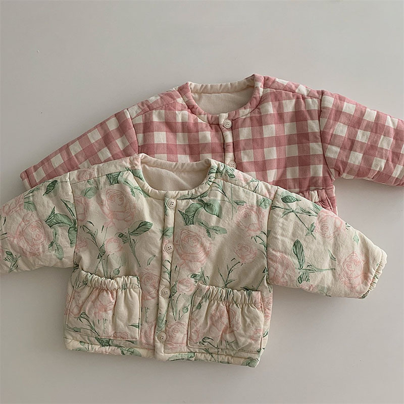 Rompers Infant Winter Padded Jacket Baby Girl Sweet Flower Thicken Coat Toddler Boy Fashion Plaid Cotton Clothes Pockets Cardigan 221114
Rompers Infant Winter Padded Jacket Baby Girl Sweet Flower Thicken Coat Toddler Boy Fashion Plaid Cotton Clothes Pockets Cardigan 221114
