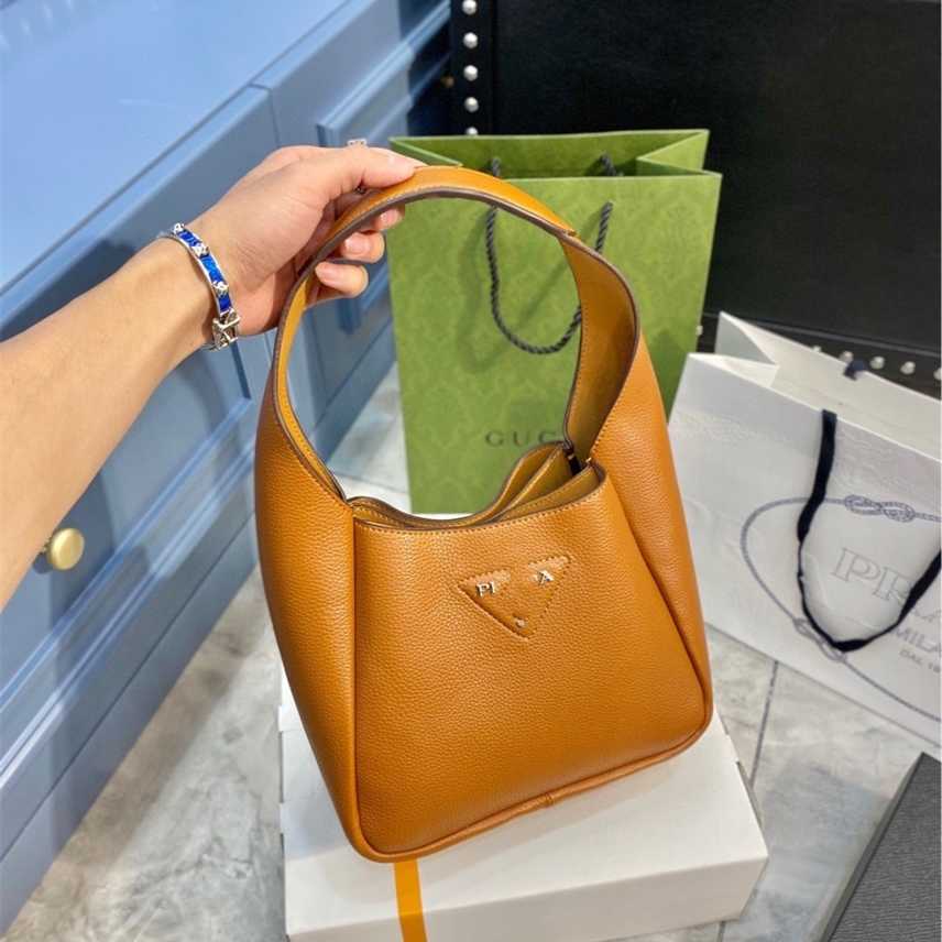 Clearance bucket bag black soft handle open pocket vertical square solid sewing Open women's, Twenty-three eighteen
Clearance bucket bag black soft handle open pocket vertical square solid sewing Open women's, Twenty-three eighteen