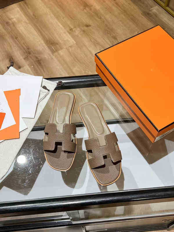 Designer Ladies Beach flat Flip Flops Top Quality Chypre sexy Women Leather classic oran luxury sandalias Men Summer fashion Slippers with Box 6UV9, Red
Designer Ladies Beach flat Flip Flops Top Quality Chypre sexy Women Leather classic oran luxury sandalias Men Summer fashion Slippers with Box 6UV9, Red