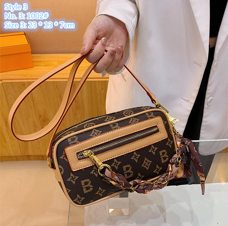 Factory direct ladies shoulder bags Two styles elegant printing retro handbag sweet ribbon bow chain bag simple Joker contrast leather mobile phone coin purse, Brown-86907#
Factory direct ladies shoulder bags Two styles elegant printing retro handbag sweet ribbon bow chain bag simple Joker contrast leather mobile phone coin purse, Brown-86907#