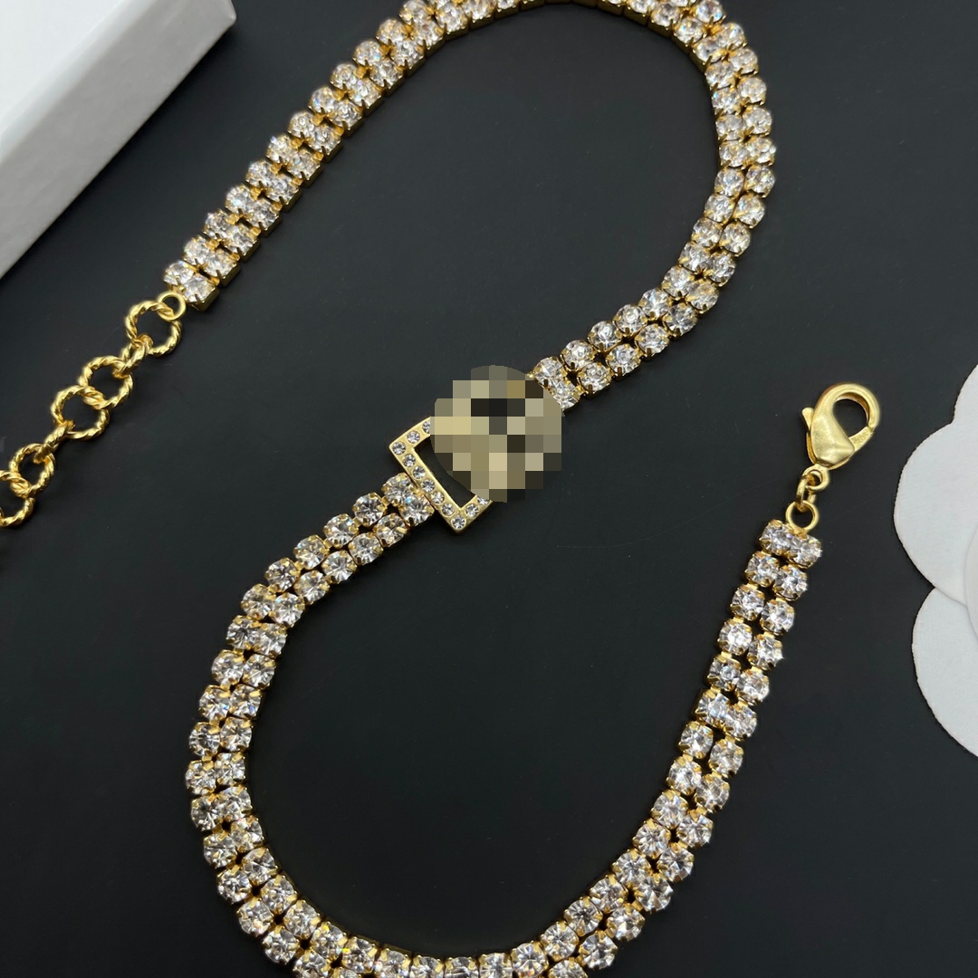 Luxury New Designed Necklaces D Leeter White Crystal Diamonds pendants women's Bracelet Brass 18K gold plated ladies Designer Jewelry HDN1 -04
Luxury New Designed Necklaces D Leeter White Crystal Diamonds pendants women's Bracelet Brass 18K gold plated ladies Designer Jewelry HDN1 -04