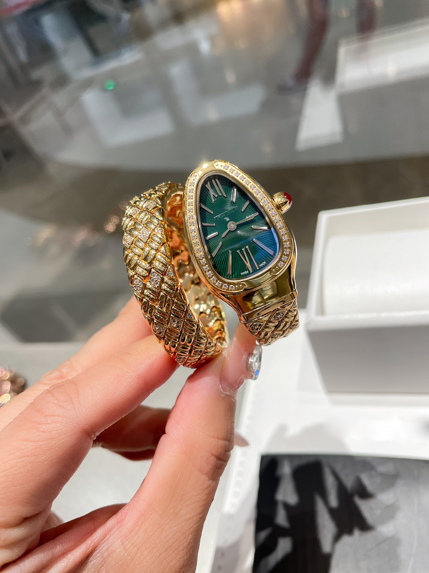 Women's luxury diamond designer watch Swiss quartz movement watches snake shaped dial memory spring strap 316L refined steel watchs
Women's luxury diamond designer watch Swiss quartz movement watches snake shaped dial memory spring strap 316L refined steel watchs