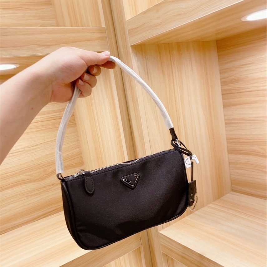 Clearance Horizontal square inner patch bag black small soft handle sewing zipper style solid chest, Twenty-two fourteen 
Clearance Horizontal square inner patch bag black small soft handle sewing zipper style solid chest, Twenty-two fourteen