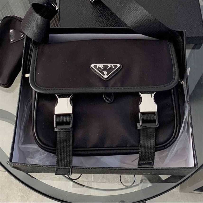 Clearance Spring sewing small black postman bag horizontal square solid color cover type soft handle inner patch sling single shoulder, Twenty-one sixteen eight
Clearance Spring sewing small black postman bag horizontal square solid color cover type soft handle inner patch sling single shoulder, Twenty-one sixteen eight