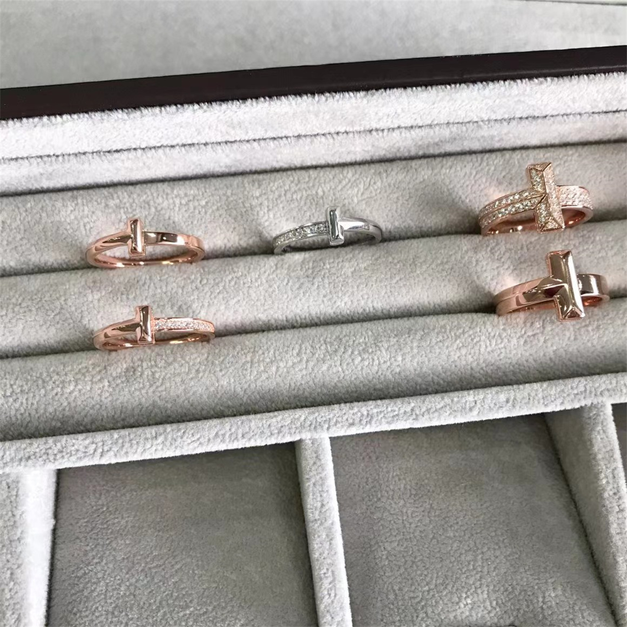 Classic Small Model Slim Cuff Love diamond ring & Bangles for Women Jewelry Crystal 18K Gold Floral Designs Fashion Womens letter-T wedding rings
Classic Small Model Slim Cuff Love diamond ring & Bangles for Women Jewelry Crystal 18K Gold Floral Designs Fashion Womens letter-T wedding rings