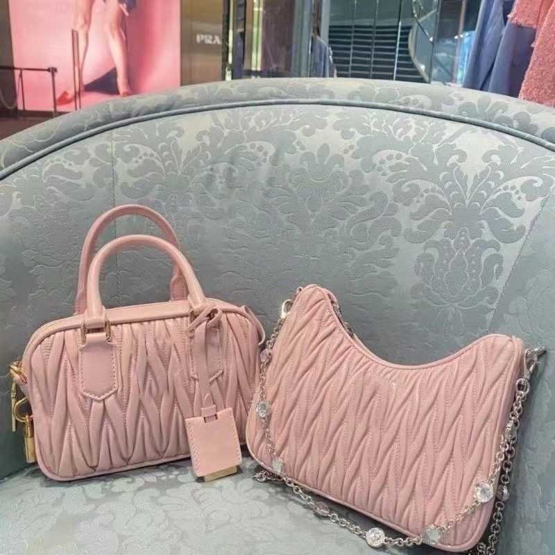 bag Designer miu Luxury Miu Shoulder Bag Fashion Boutique Girl Heart Diamond Chain Single Cross Body Bag Factory Direct Sales RQTL, Small blue gift box
bag Designer miu Luxury Miu Shoulder Bag Fashion Boutique Girl Heart Diamond Chain Single Cross Body Bag Factory Direct Sales RQTL, Small blue gift box