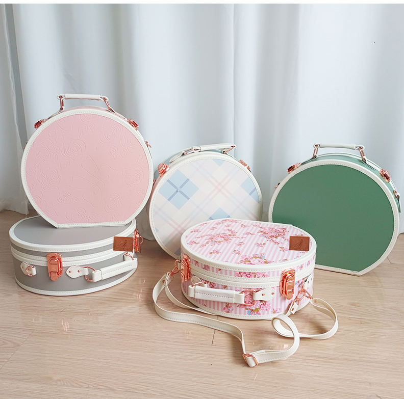 Suitcases Arcshaped retro leather pull luggage rod box multifunction mini cosmetic box color gift box 13 inch boarding suitcase 221114
Suitcases Arcshaped retro leather pull luggage rod box multifunction mini cosmetic box color gift box 13 inch boarding suitcase 221114
