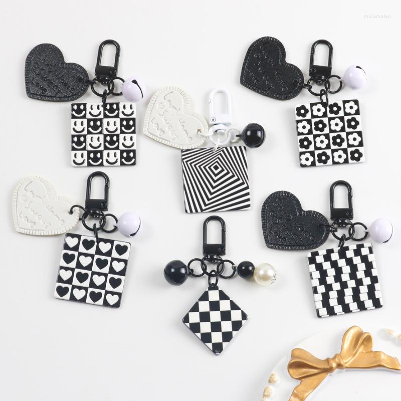 Keychains Simple Black And White Plaid Keychain Leather Heart Pendant Key Chains Bells Pearl Tassel Keyring Bag Charms Accessories Gifts
Keychains Simple Black And White Plaid Keychain Leather Heart Pendant Key Chains Bells Pearl Tassel Keyring Bag Charms Accessories Gifts
