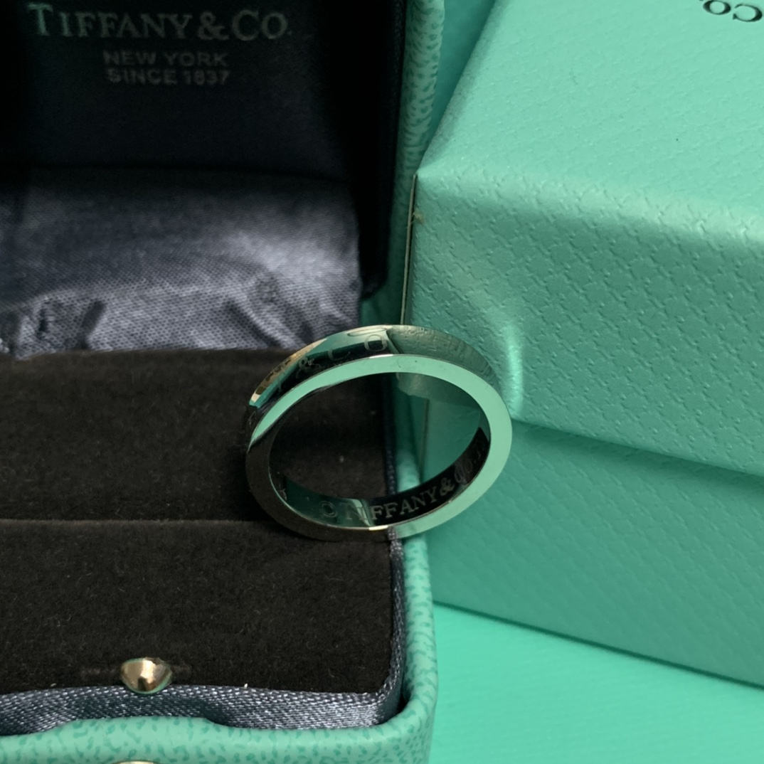 23ss Luxury Designer Band Rings Silver Women Men Couples Love Letter Titanium Ring 18K Gold Plated Metal Wedding Jewelry Lady Accessories Size 6/7/8/9/10
23ss Luxury Designer Band Rings Silver Women Men Couples Love Letter Titanium Ring 18K Gold Plated Metal Wedding Jewelry Lady Accessories Size 6/7/8/9/10