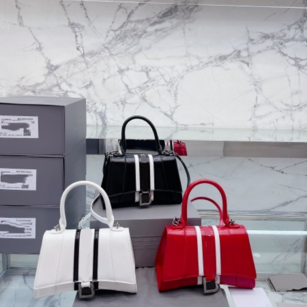 CC Top handbag designer wallet shoulder cross bag wallets handbags half moon tramp buckle leather pure single handle handbags women's hourglass Purses, Extra freight
CC Top handbag designer wallet shoulder cross bag wallets handbags half moon tramp buckle leather pure single handle handbags women's hourglass Purses, Extra freight