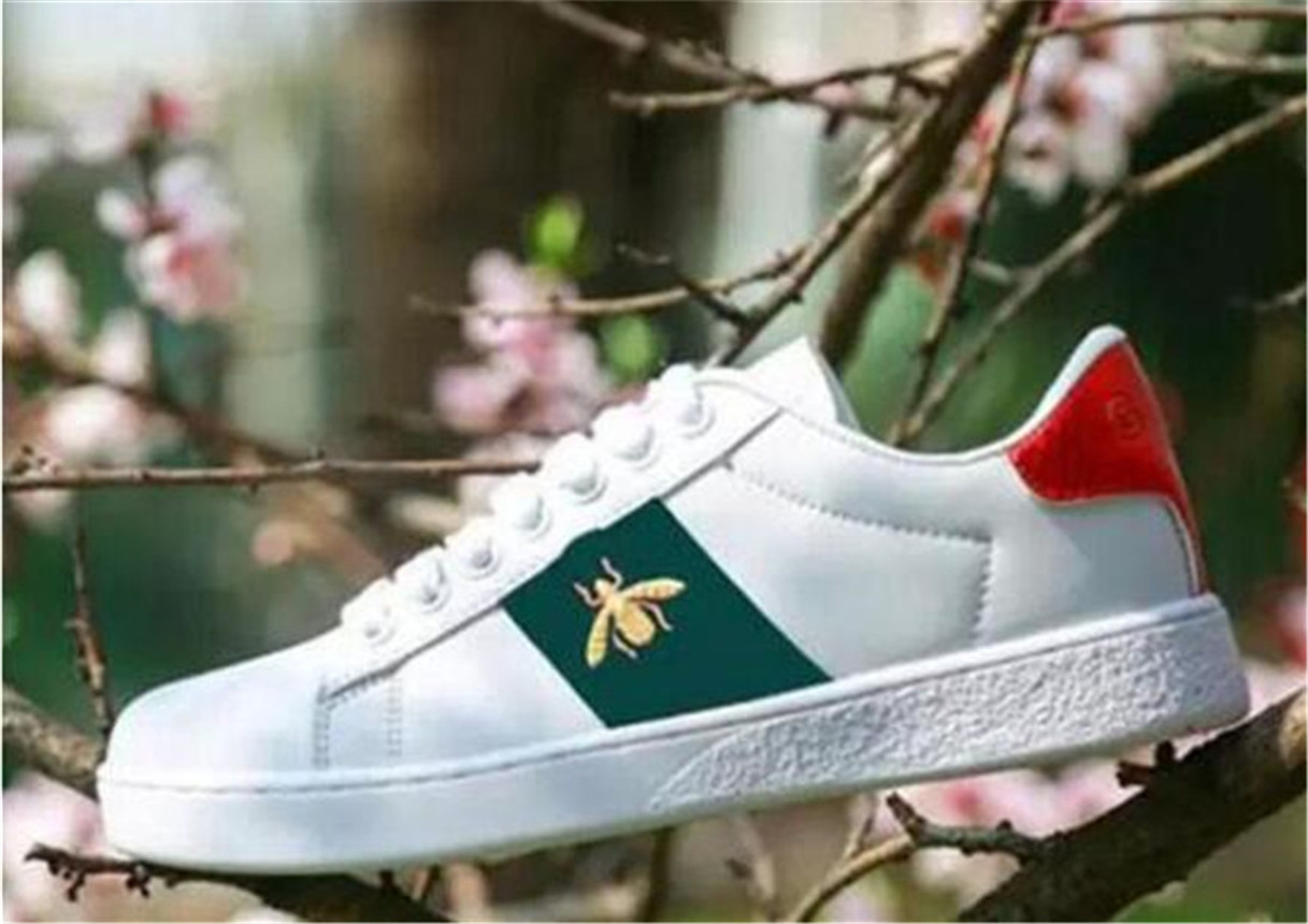 2023 Designers Bee Embroidery White Shoes Men Women Breathable Sports Shoes Trainers Fashion Wild Couple Casual Sneakers, Black
2023 Designers Bee Embroidery White Shoes Men Women Breathable Sports Shoes Trainers Fashion Wild Couple Casual Sneakers, Black