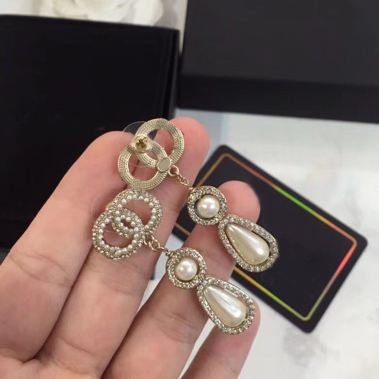 Luxury Designer Fashion Dangle Chandelier Earrings 18k Gold Plated Pearls Diamonds Resin Drop Earrings Womens Wedding Party Gifts Jewelry With Box
Luxury Designer Fashion Dangle Chandelier Earrings 18k Gold Plated Pearls Diamonds Resin Drop Earrings Womens Wedding Party Gifts Jewelry With Box