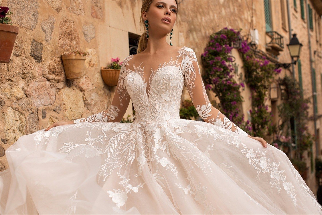 A Elegant E Wedding Dresses Lace Long Sleeves Deep V Neck Appliqued Covered Buttons Back Plus Size Bridal Gowns Sweep Train Satin Robe De Marie Ppliqu
