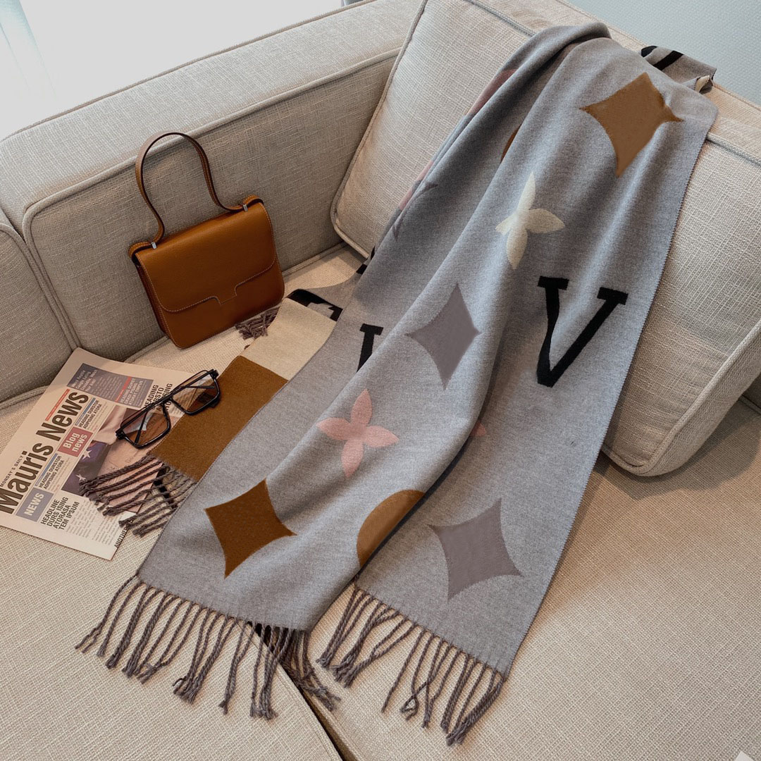 Fashion cashmere scarf autumn and winter warm comfortable soft double color long shawl collocation hot style
Fashion cashmere scarf autumn and winter warm comfortable soft double color long shawl collocation hot style