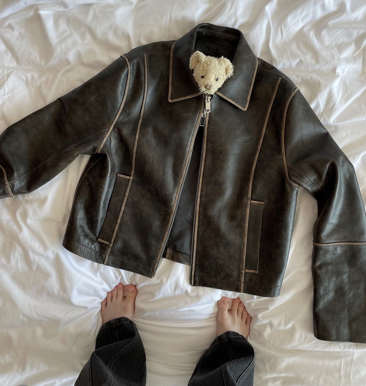 2Pcs Women Casual Solid Color Faux Leather Turn Down Collar Shirt Pants Two-piece Set V-Neck Elastic Waist Pant Women' Tracksuits size M L
2Pcs Women Casual Solid Color Faux Leather Turn Down Collar Shirt Pants Two-piece Set V-Neck Elastic Waist Pant Women' Tracksuits size M L