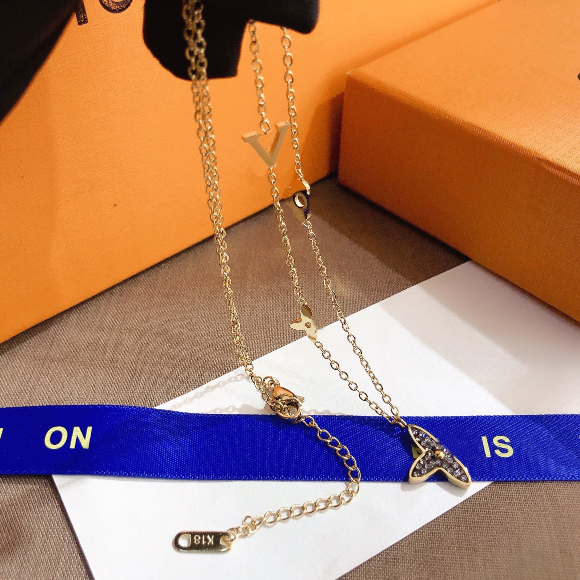 High Sense Square Flower Diamond Pendant Necklaces Exquisite Luxury Jewelry Necklace 18k Gold-plated Long Chain Fashionable Popular Brand Gifts Lovers Friends
High Sense Square Flower Diamond Pendant Necklaces Exquisite Luxury Jewelry Necklace 18k Gold-plated Long Chain Fashionable Popular Brand Gifts Lovers Friends