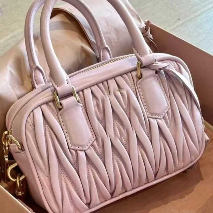 Women's miu bag Luxury Designer Shoulder Bag Tote New Miu Fashion Boutique Girl Heart Diamond Chain Single Shoulders Cross Body Bag Factory Direct RL1O, Small blue gift box
Women's miu bag Luxury Designer Shoulder Bag Tote New Miu Fashion Boutique Girl Heart Diamond Chain Single Shoulders Cross Body Bag Factory Direct RL1O, Small blue gift box