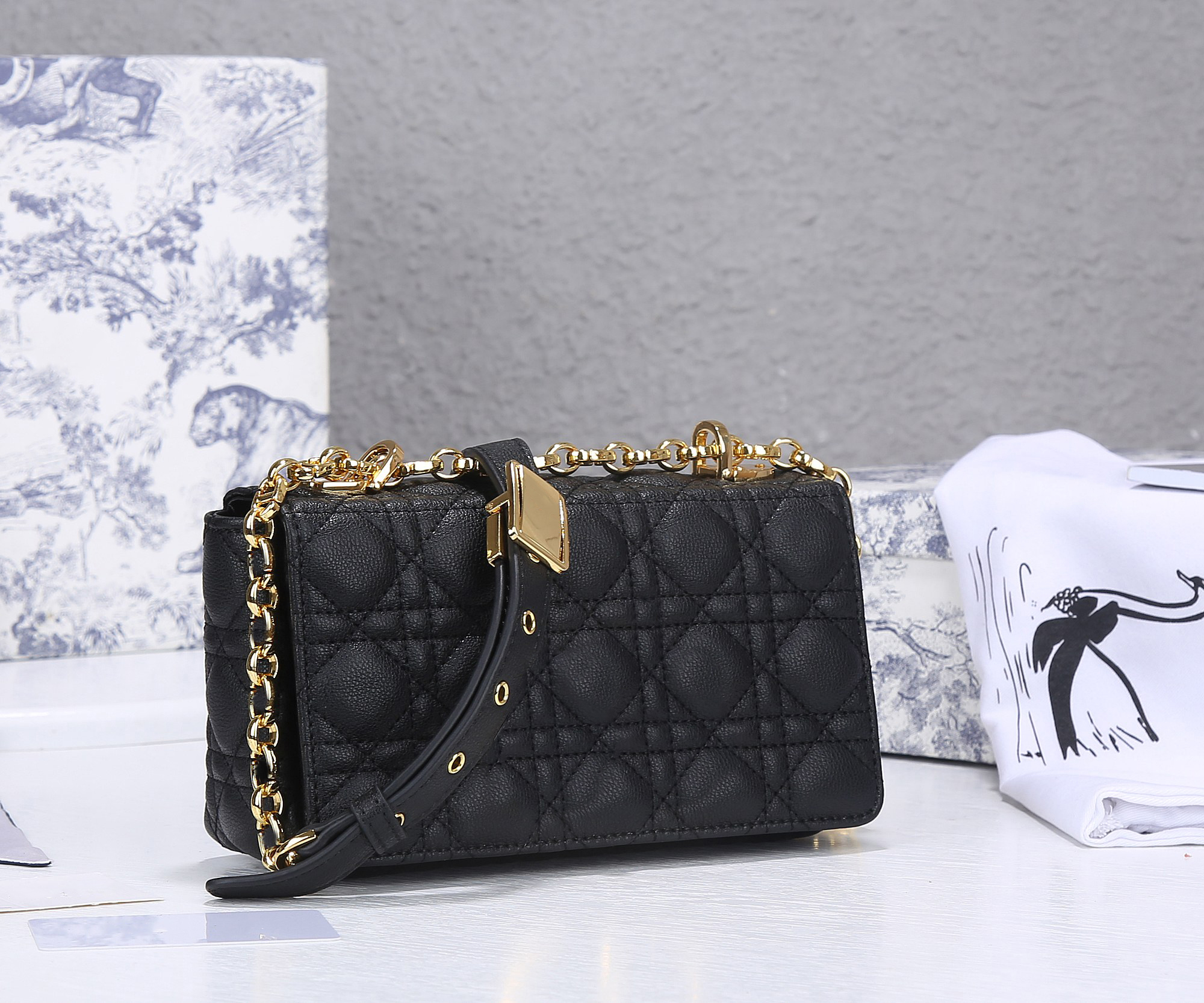 Original Women Tote Fashion Crossbody bags Designer Luxury Handbags Purse CHAIN Bag Brand Classic Flip New rattan pattern sheep grain leather Shoulder Bags, Red
Original Women Tote Fashion Crossbody bags Designer Luxury Handbags Purse CHAIN Bag Brand Classic Flip New rattan pattern sheep grain leather Shoulder Bags, Red