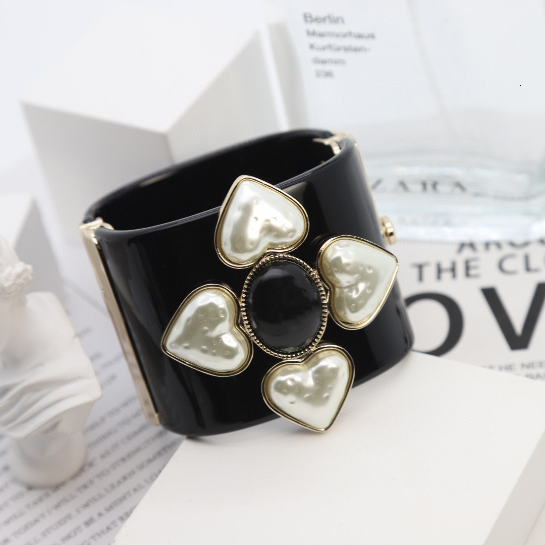 Bangle Brand Fashion Jewelry For Women Big Width Cuff Bracelet Party Crush Black Acrylic White Cross Resin Unique Quality 221109
Bangle Brand Fashion Jewelry For Women Big Width Cuff Bracelet Party Crush Black Acrylic White Cross Resin Unique Quality 221109