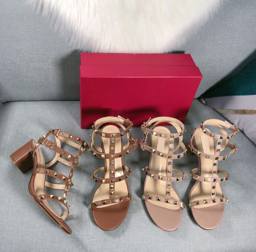 Luxurys Women's Sandals Chunky Heels Slippers 2023 Fashion Outwear Classics Beach Open Toe 6cm Thick Heel Shoes Summer With Box and Dust Bag Size 34-44
Luxurys Women's Sandals Chunky Heels Slippers 2023 Fashion Outwear Classics Beach Open Toe 6cm Thick Heel Shoes Summer With Box and Dust Bag Size 34-44
