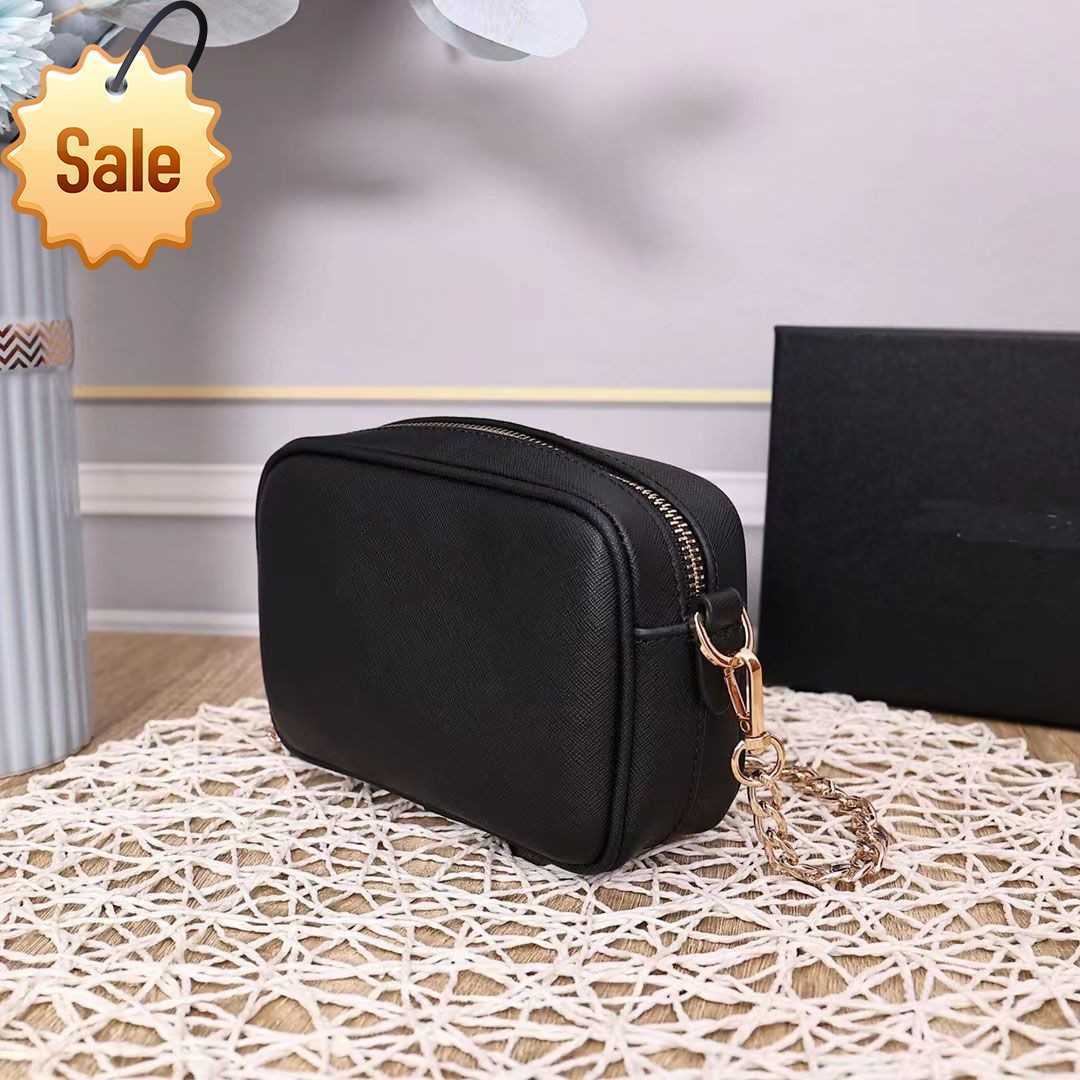 Luxury Designer Shoulder Bags Crossbody bag Tote Women's New Family Mini Cross Camera Bag Versatile Messenger Coin Purse Factory Direct Sale, Red
Luxury Designer Shoulder Bags Crossbody bag Tote Women's New Family Mini Cross Camera Bag Versatile Messenger Coin Purse Factory Direct Sale, Red