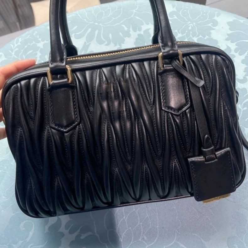 Women's Luxury Handbags Designer Fashion Miu Cloud Tote Bags Delicate Sheepskin Boston Pillow Single Shoulder Messenger Bag Factory Direct Sales S55E, Red small size
Women's Luxury Handbags Designer Fashion Miu Cloud Tote Bags Delicate Sheepskin Boston Pillow Single Shoulder Messenger Bag Factory Direct Sales S55E, Red small size