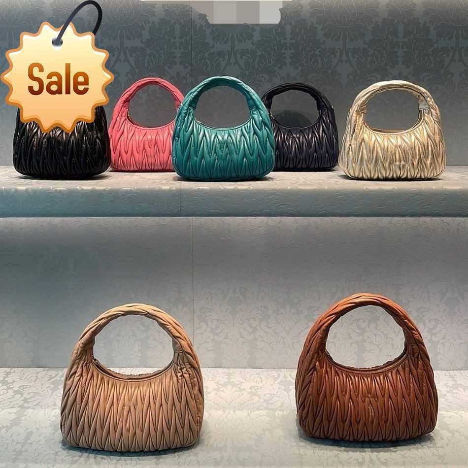 Luxury Designer Handbag Miu Sheepskin Mui Pleated Armpit New One Shoulder Messenger Hobo Bowling Pillow Factory Direct Sale, Crescent red
Luxury Designer Handbag Miu Sheepskin Mui Pleated Armpit New One Shoulder Messenger Hobo Bowling Pillow Factory Direct Sale, Crescent red