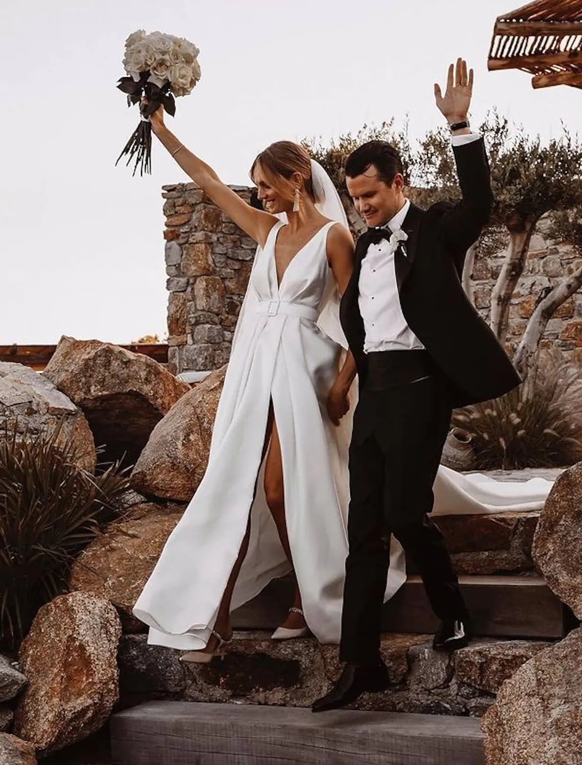 A-Line Backless Wedding Dress V Neck Court Train Satin Sleeveless Simple Sexy with Sashes Split Front Bridal Gowns 2023