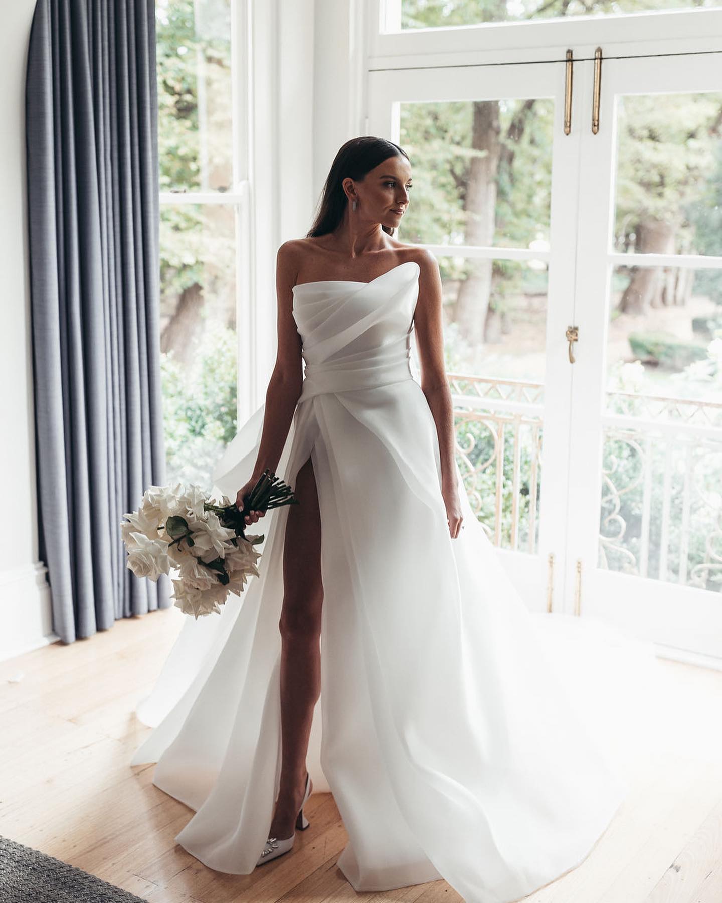 Ivory Tiered Wedding Dresses Side Split Bridal Gowns A Line Strapless Neckline Sweep Train Organza Pleated Vestido De Novia