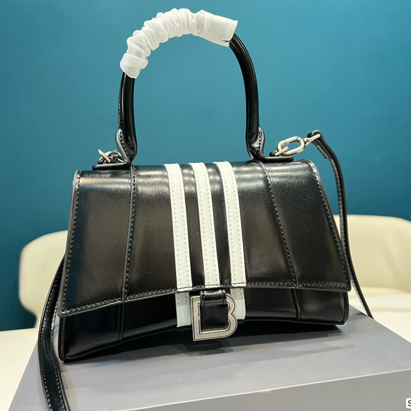 Women Luxurys Designers Balencigas Hourglass Bag 9A Quality 23CM Fashion Top Cowhide Leather Classic Shoulder Crossbody Tote Ladies Handbag Retro Flap bags, Other style contact me
Women Luxurys Designers Balencigas Hourglass Bag 9A Quality 23CM Fashion Top Cowhide Leather Classic Shoulder Crossbody Tote Ladies Handbag Retro Flap bags, Other style contact me
