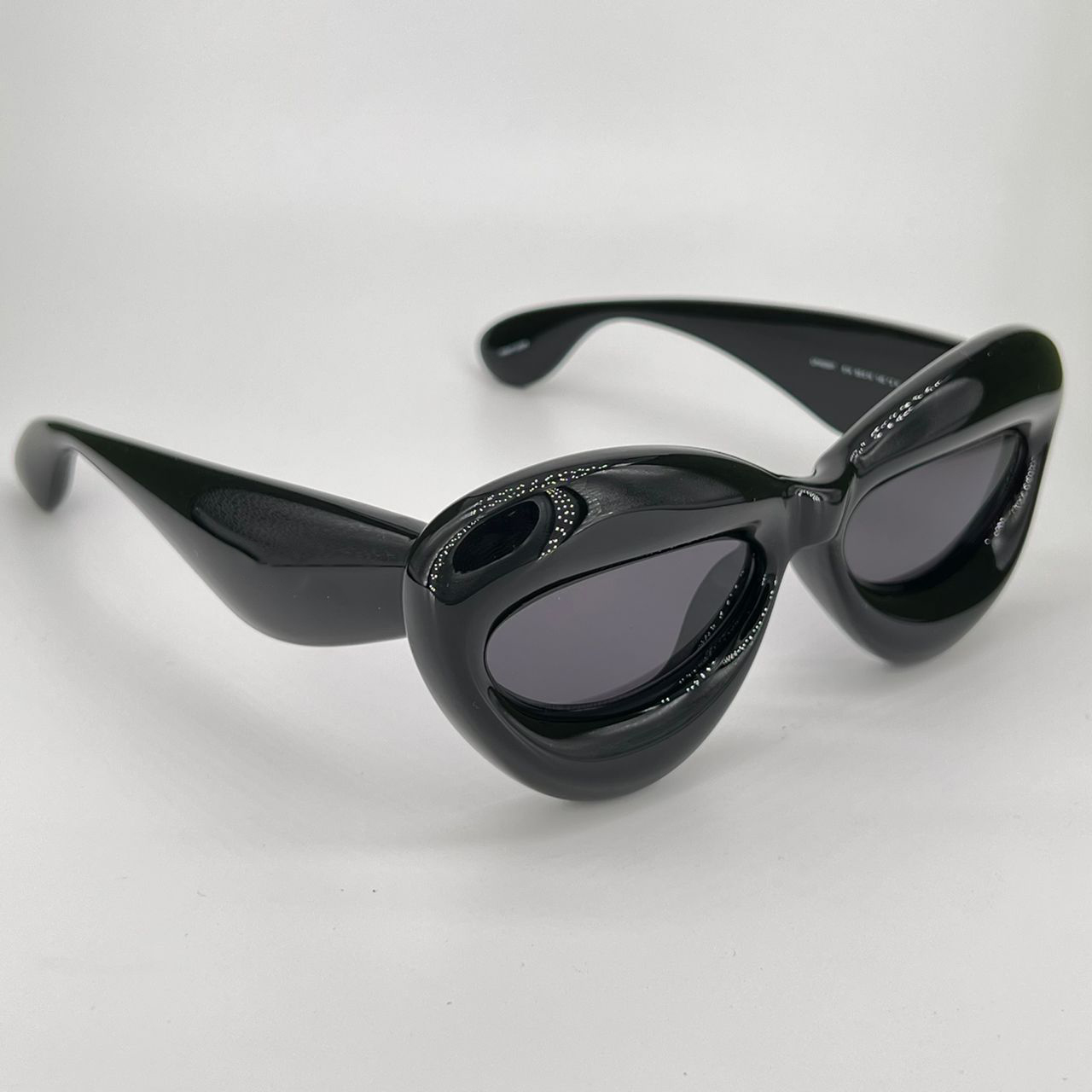 Sunglasses For Men and Women 40097 Funny Hip Hop European and American Style Anti-Ultraviolet Full Frame Glasses With Box
Sunglasses For Men and Women 40097 Funny Hip Hop European and American Style Anti-Ultraviolet Full Frame Glasses With Box