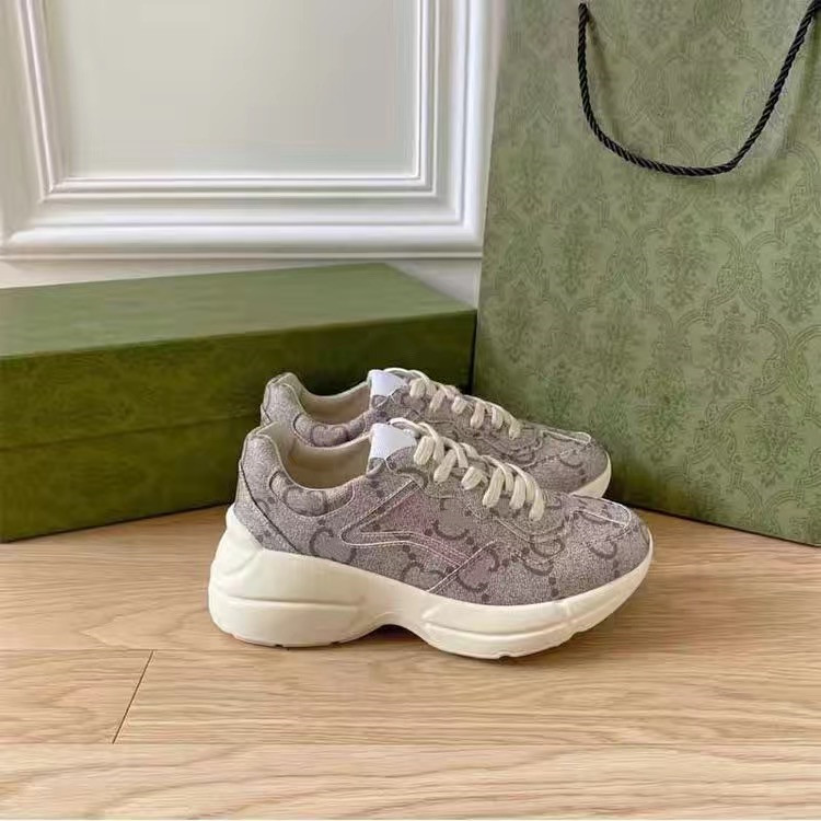 Designer Rhyton Shoes Beige Men Trainers Vintage Chaussures Ladies Shoe Fashion Sneakers Wave Mouth Women Sneaker 03
Designer Rhyton Shoes Beige Men Trainers Vintage Chaussures Ladies Shoe Fashion Sneakers Wave Mouth Women Sneaker 03