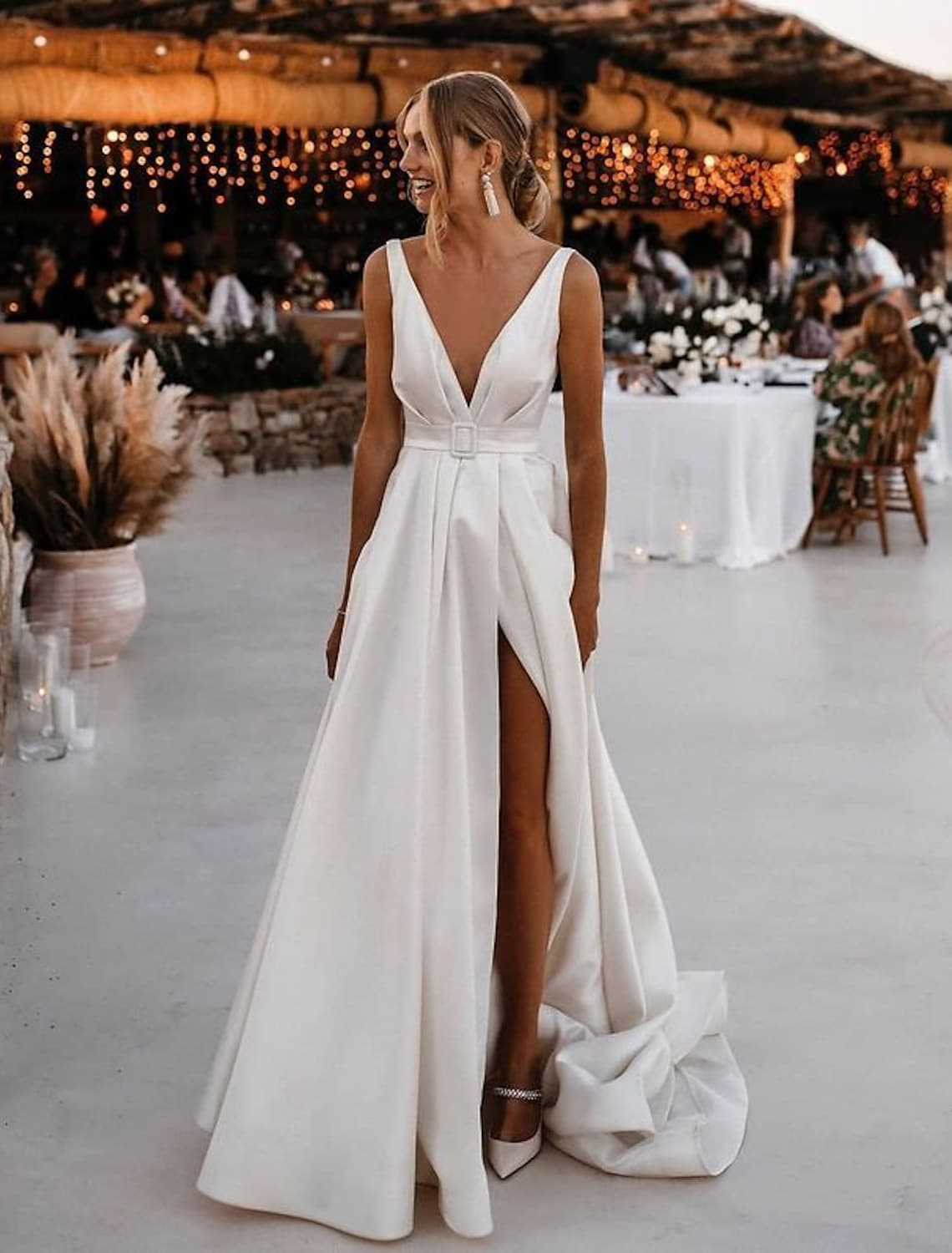 A-Line Backless Wedding Dress V Neck Court Train Satin Sleeveless Simple Sexy with Sashes Split Front Bridal Gowns 2023