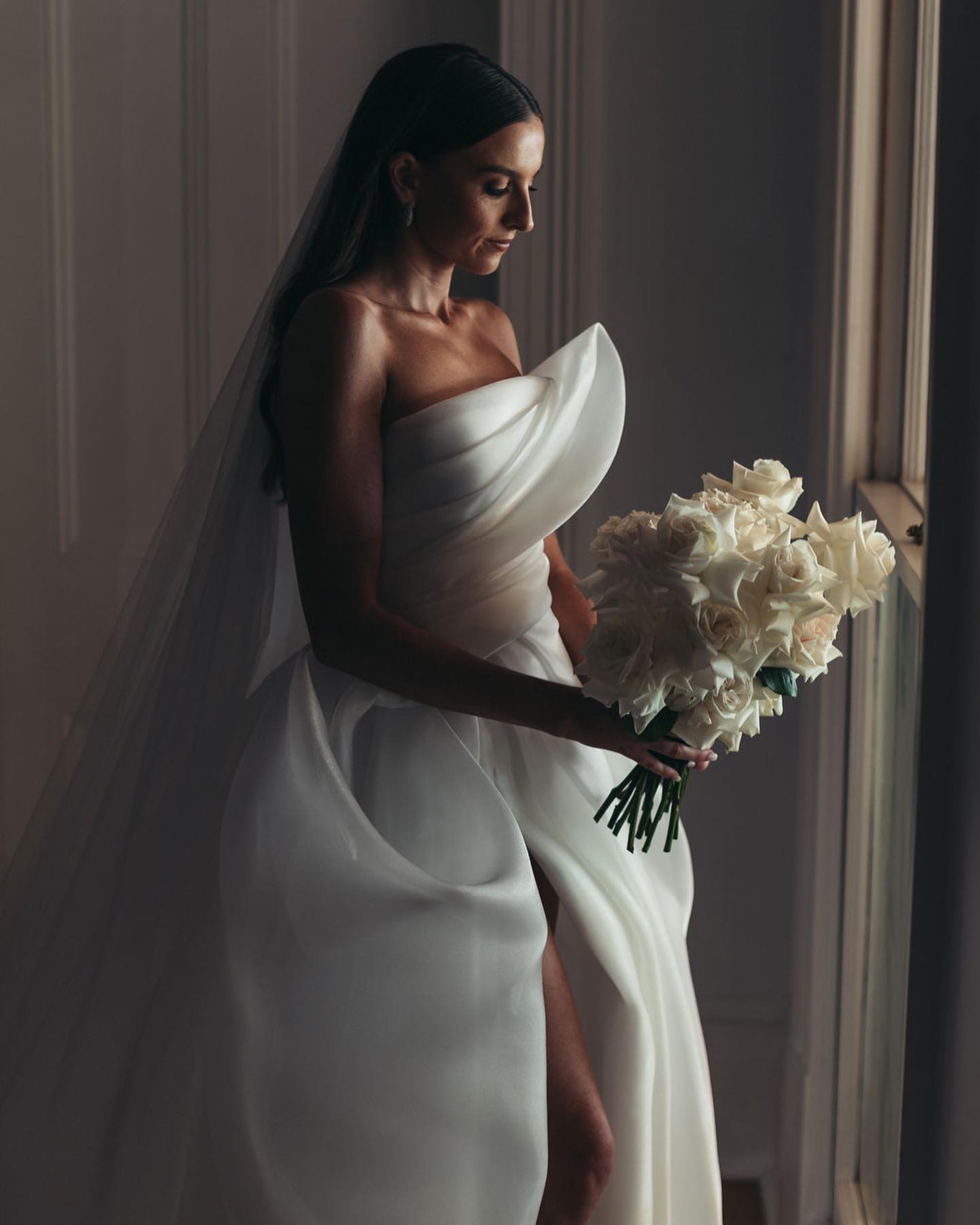 Ivory Tiered Wedding Dresses Side Split Bridal Gowns A Line Strapless Neckline Sweep Train Organza Pleated Vestido De Novia