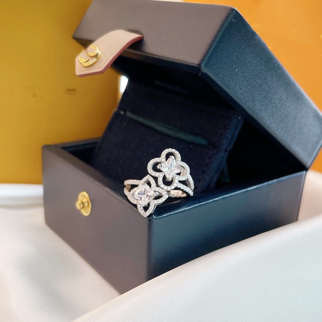 Luxury Brand Designer Ring Les Ardentes Top Sterling Silver Crystal Four Leaf Clover Double Flower Charm Open Ring With Box For Women Wedding Jewelry
Luxury Brand Designer Ring Les Ardentes Top Sterling Silver Crystal Four Leaf Clover Double Flower Charm Open Ring With Box For Women Wedding Jewelry