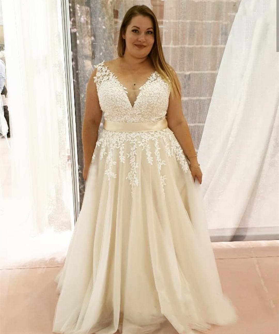 Plus Wedding Dress Custom Made V-Neck Sleeveless A-e Bridal Gowns Lace Appliques Gorgeous For Large Size Brides Tank Dresses