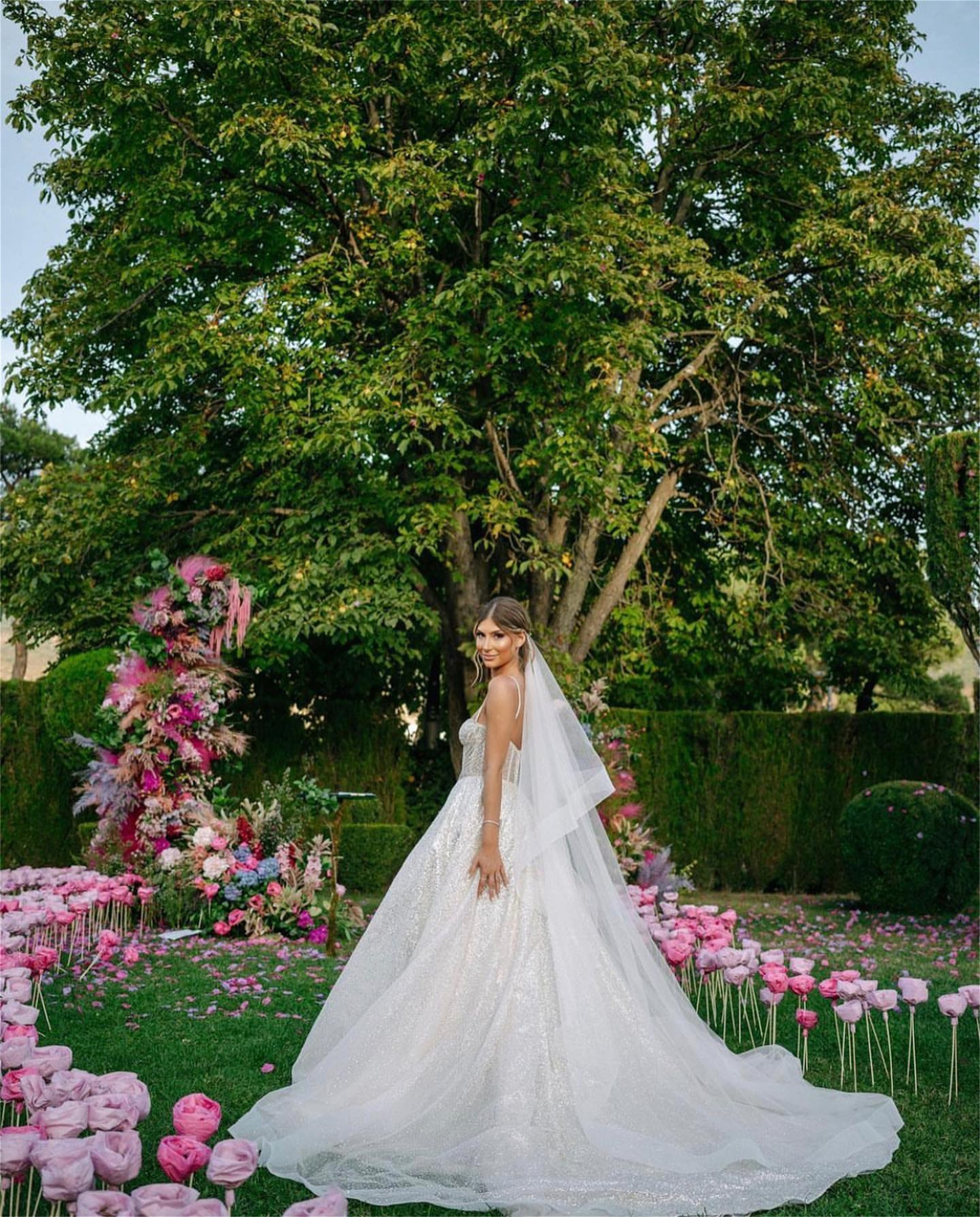 Plus Size A Line Wedding Dresses Sparkly Sequined Sexy Spaghetti Bridal Gowns Sweep Train Romantic Dress Robe De Mariee