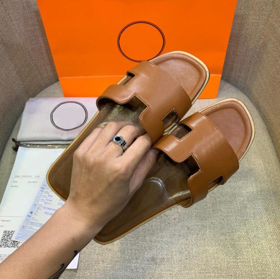 2022 Designer Slippers Classic Sandals Genuine Leather Fashion Shoes Ladies Slipper Beach Flat Bottom Flip Flops With Dustbag Box Size 34-43, 12
2022 Designer Slippers Classic Sandals Genuine Leather Fashion Shoes Ladies Slipper Beach Flat Bottom Flip Flops With Dustbag Box Size 34-43, 12