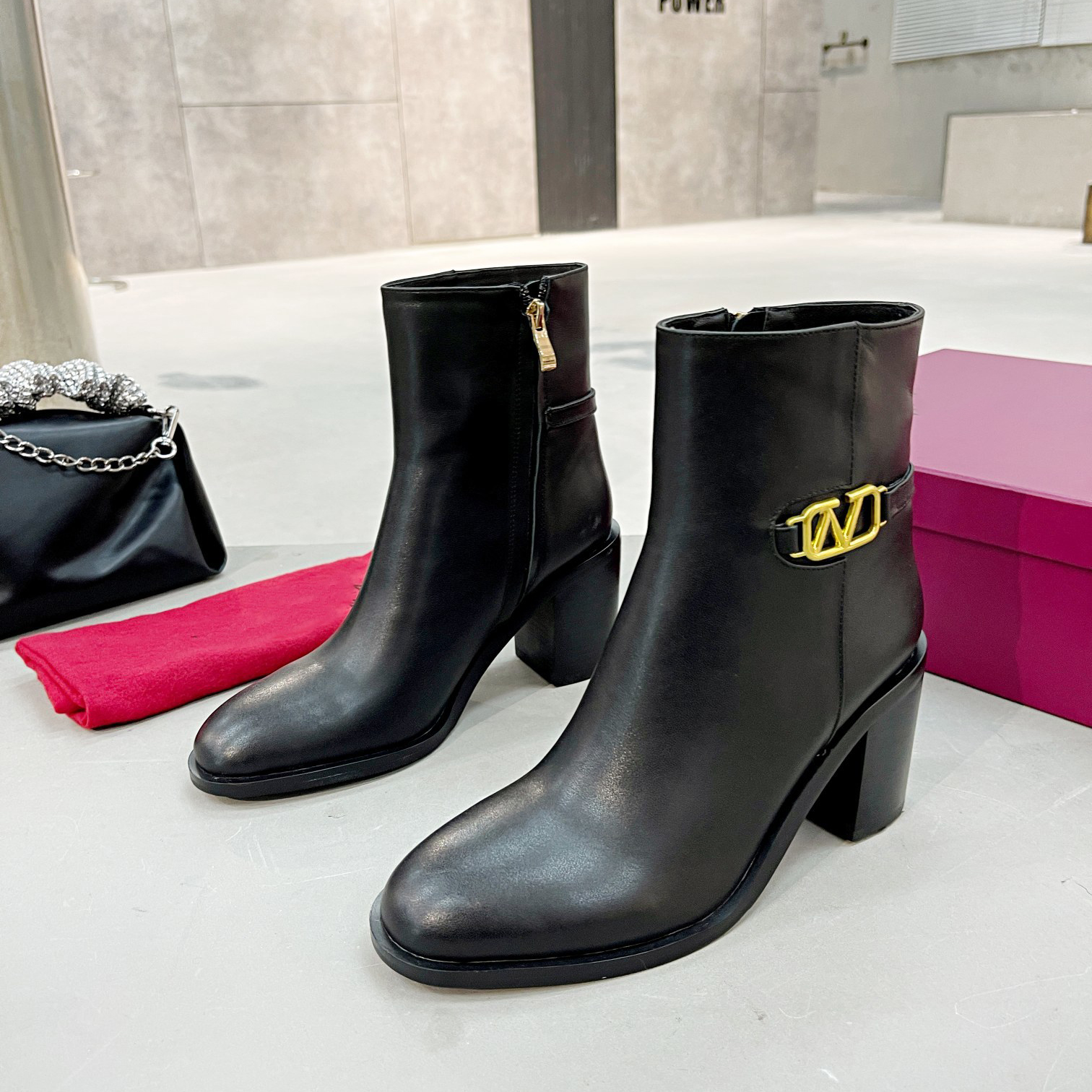 High Quality Rivet Boots Vlogo Heel Boot Designer Women Winter Leather Ankle Booties Sexy Warm Platform Luxury V Woman hffddd, 14-6.5cm
High Quality Rivet Boots Vlogo Heel Boot Designer Women Winter Leather Ankle Booties Sexy Warm Platform Luxury V Woman hffddd, 14-6.5cm