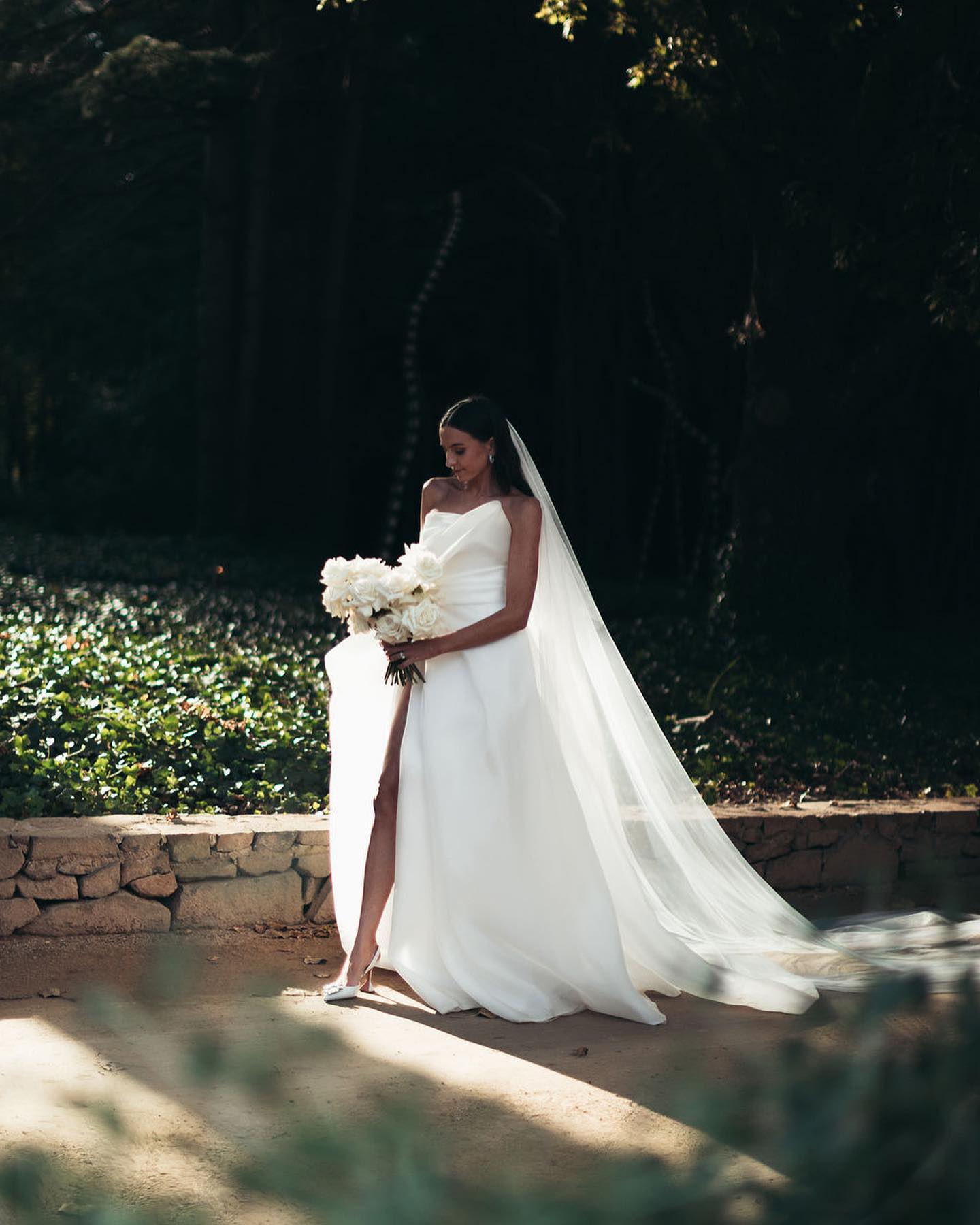 Ivory Tiered Wedding Dresses Side Split Bridal Gowns A Line Strapless Neckline Sweep Train Organza Pleated Vestido De Novia