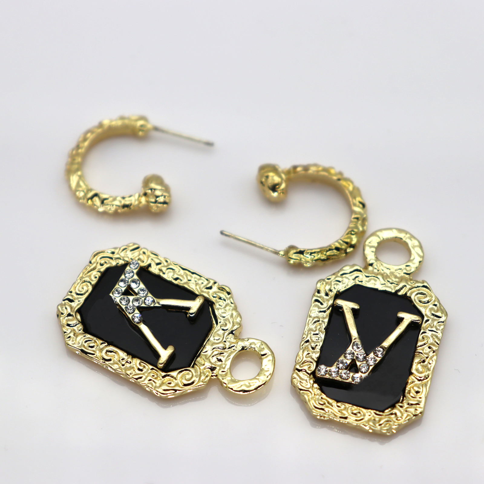 Retro Charm Designers Gold LOVE Earrings Designer Women Bow Diamonds Party Wedding Rhinestone Birthday Gift Luxury Classic Brand European American Removable
Retro Charm Designers Gold LOVE Earrings Designer Women Bow Diamonds Party Wedding Rhinestone Birthday Gift Luxury Classic Brand European American Removable
