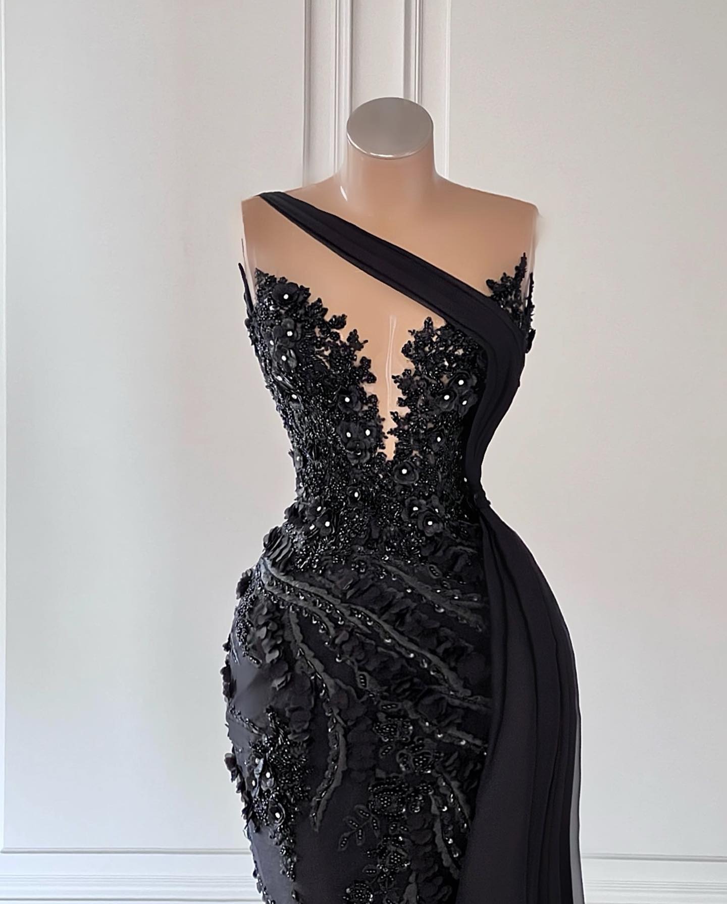 Graceful Black Prom Dresses Lace Appliques 3D Flowers Party Dresses Sheer Neck Illusion with Train Custom Made Evening Dress