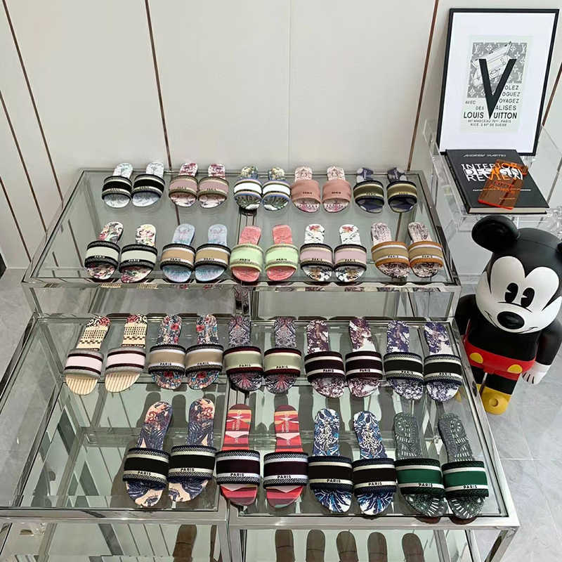 2022 Paris Embroidered Dazzle Sandals Slipper Women Sandal Scuffs Summer Beach Striped Causal Flip Flops Flat Slide Slippers Cotton, More to contact
2022 Paris Embroidered Dazzle Sandals Slipper Women Sandal Scuffs Summer Beach Striped Causal Flip Flops Flat Slide Slippers Cotton, More to contact
