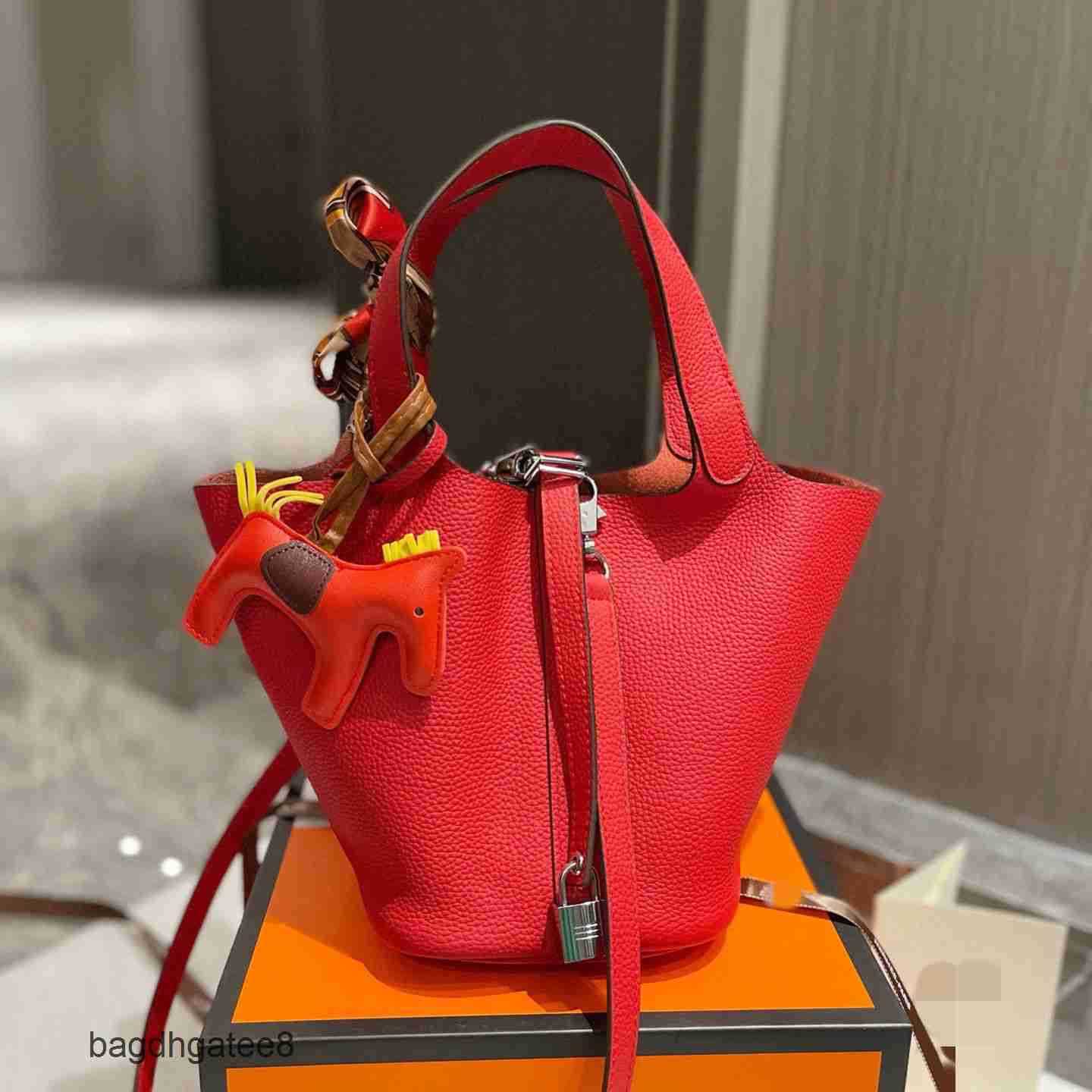 Locks 2023 Basket Grain Bags Tote Women Picotin Designer Handbag Lychee Bag Cow Leather Hermee Purse Fashion Totes Handbags 18cm CAC9, Red 
Locks 2023 Basket Grain Bags Tote Women Picotin Designer Handbag Lychee Bag Cow Leather Hermee Purse Fashion Totes Handbags 18cm CAC9, Red