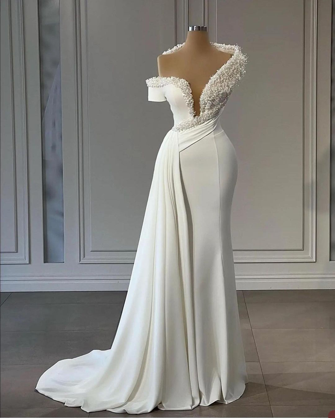 Pearls Beads Wedding Dress Sparkly Beading Sexy V Neck Satin Bridal Gowns Sweep Train Romantic Dresses Robe De Mariee
