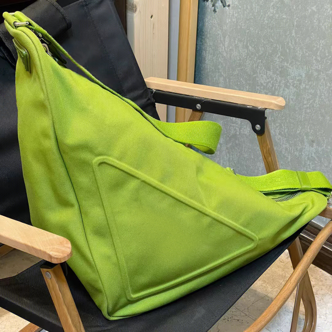 fashion Nylon Recycled bag outdoor Canvas triangle pochette mens shoulder large womens famous Crossbody Hobo travel Luxurys Designers Used to carry food in the wild, Black
fashion Nylon Recycled bag outdoor Canvas triangle pochette mens shoulder large womens famous Crossbody Hobo travel Luxurys Designers Used to carry food in the wild, Black
